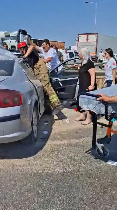 Bursa'da feci kaza Bariyerlere çarpan araçta iki kişi sıkıştı