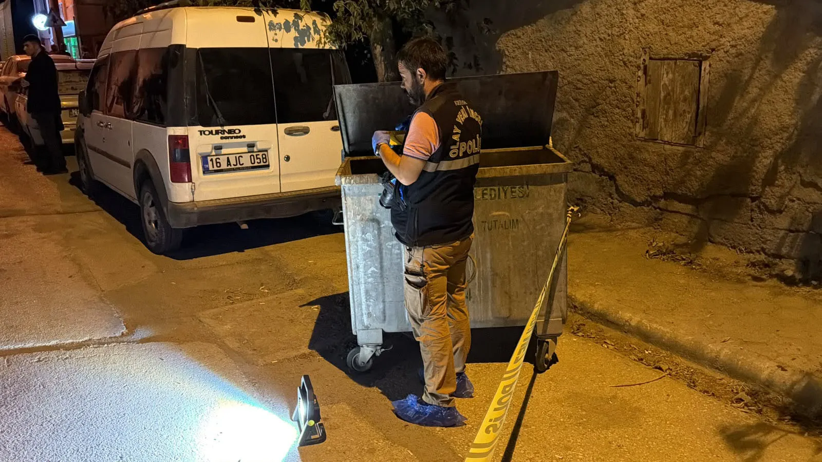 Alkol masasında arkadaşını bıçakladı, bıçağı çöpe attı