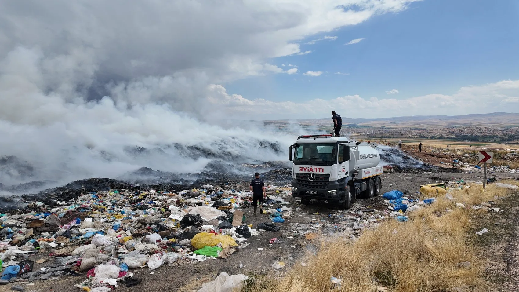 Sivas Şarkışla’daki eski çöplükte dumanlar yükseldi