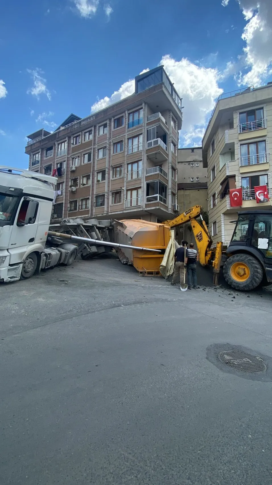 Kağıthane'de kum yüklü kamyonun damperi park halindeki otomobilin üzerine devrildi