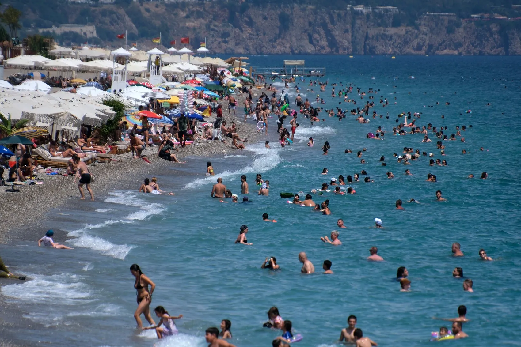 Antalya’da nemli hava bunaltıyor