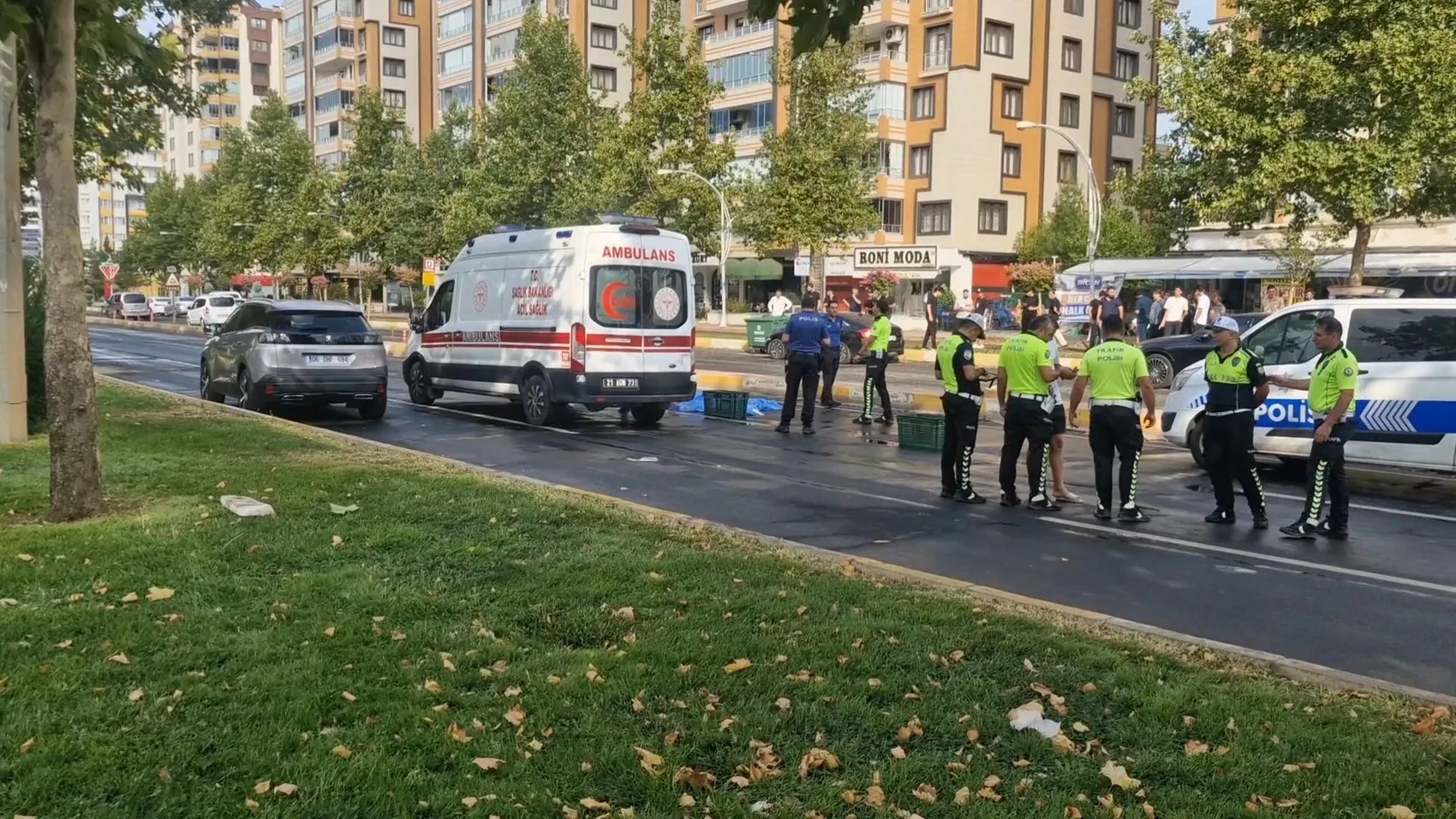 Diclekent Bulvarı'nda akşam saatlerinde acı olay: Yolun karşısına geçmek isteyen yaya kurtarılamadı