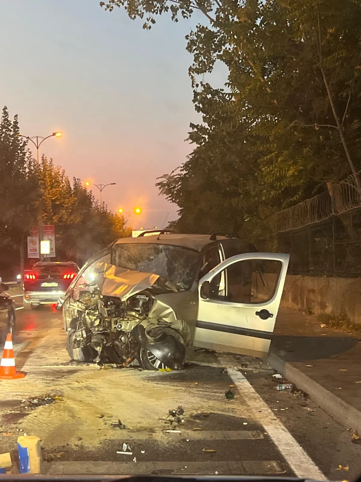Sarıyer’de kontrolden çıkan araç karşı şeride uçtu