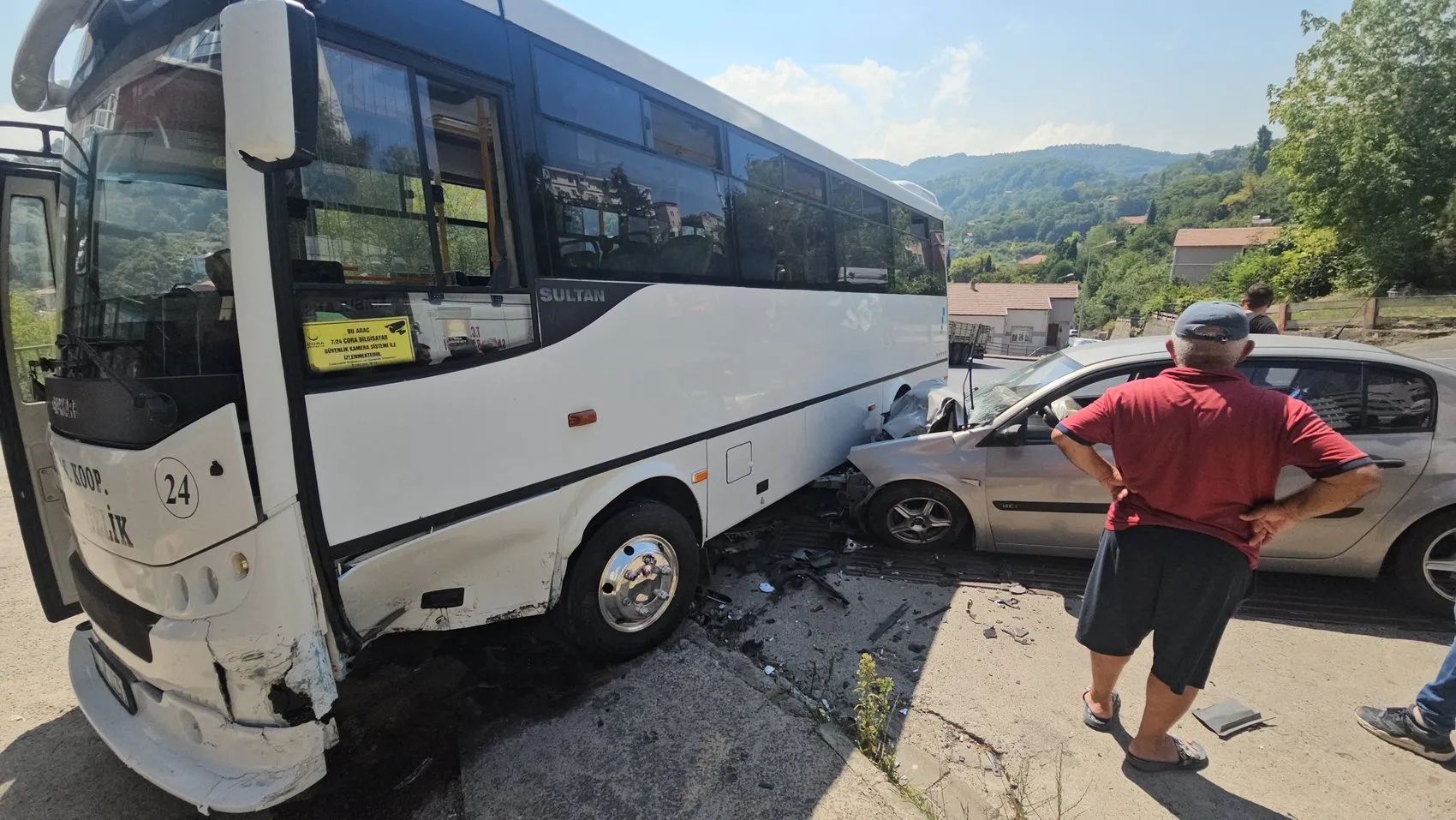 Zonguldak Kilimli yolunda halk otobüsü ile otomobil çarpıştı