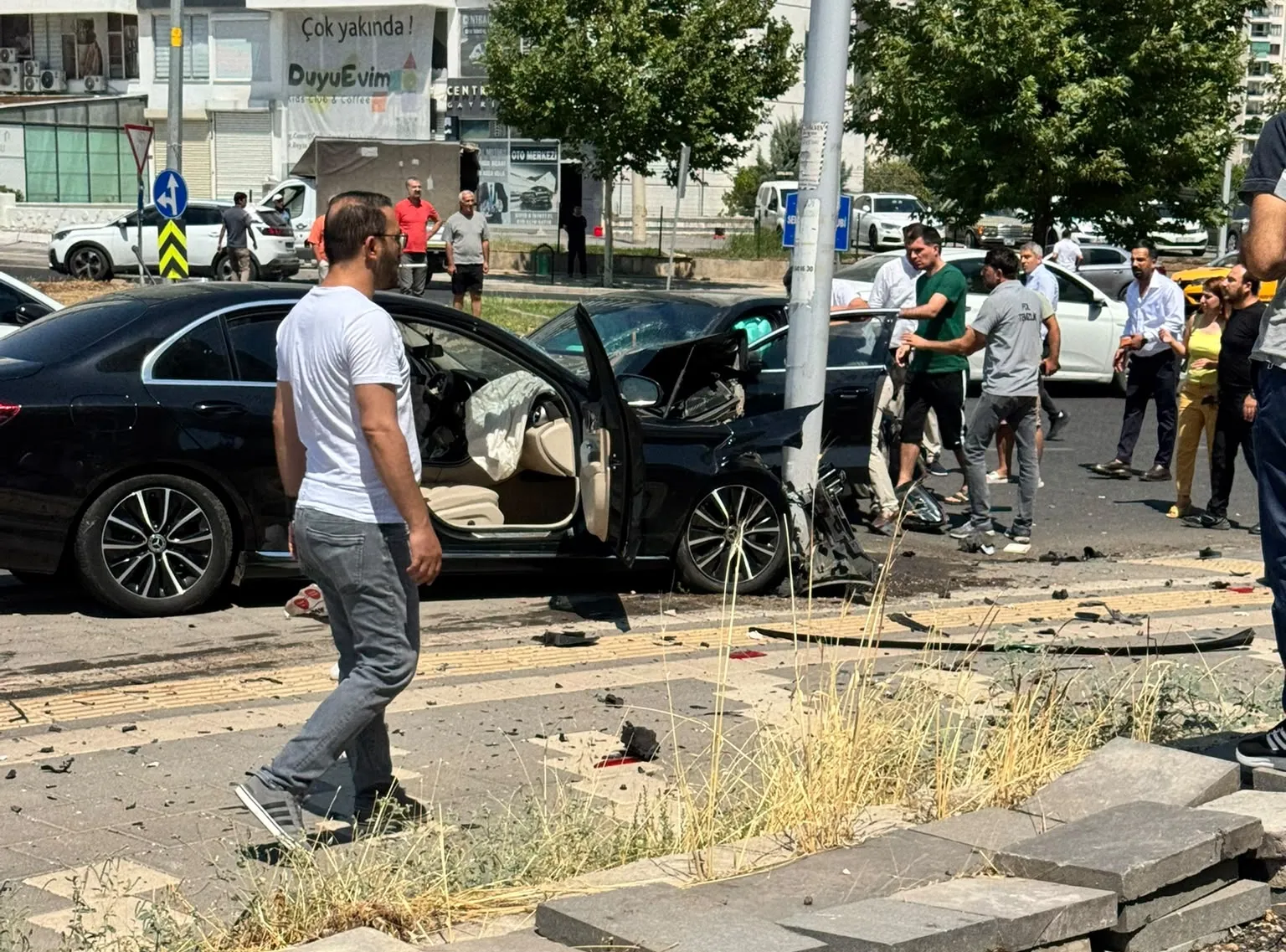 Diyarbakır'da trafik kazası İki otomobil çarpıştı