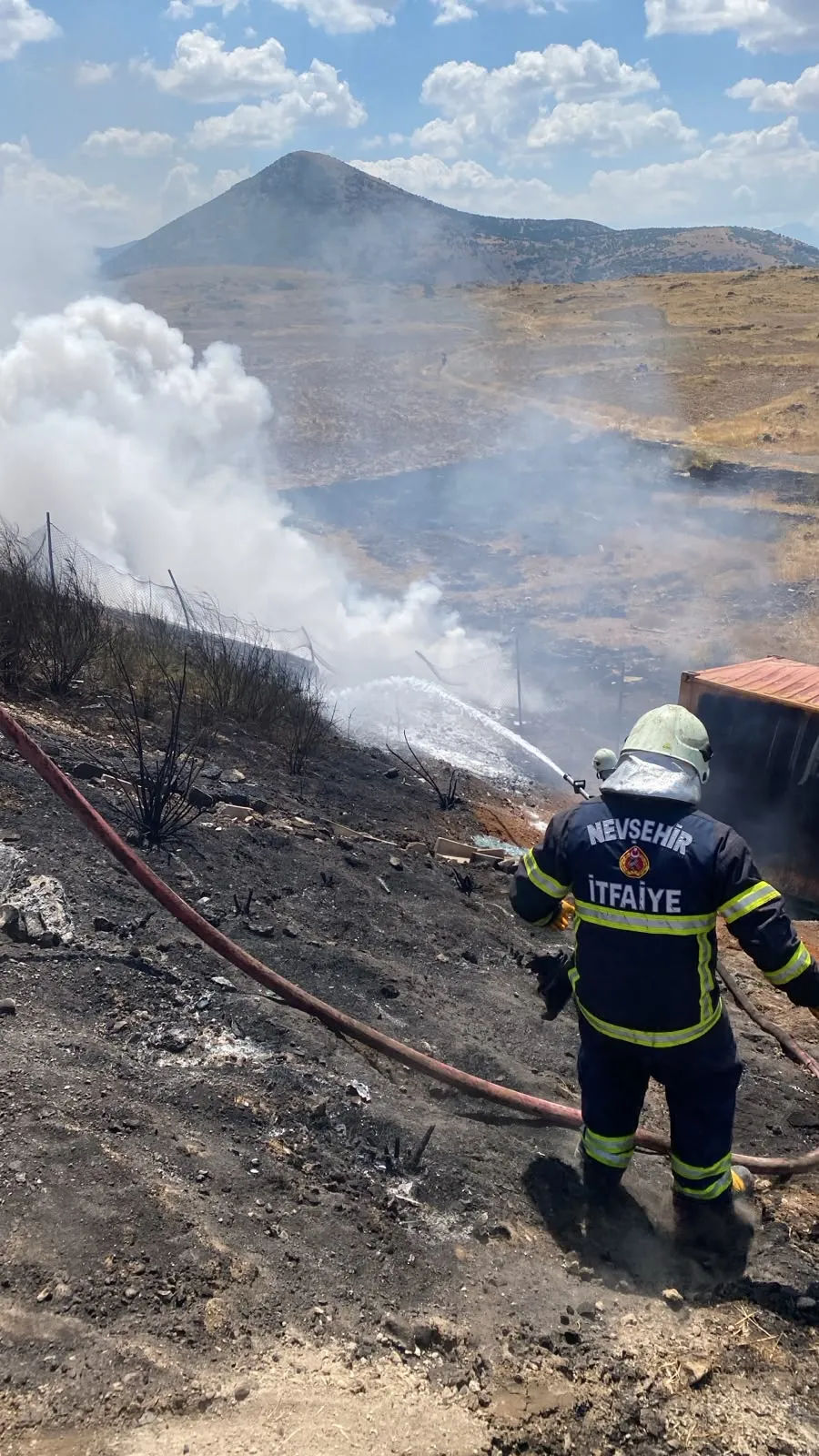 Nevşehir yolunda feci kaza Madeni yağ yüklü TIR yandı