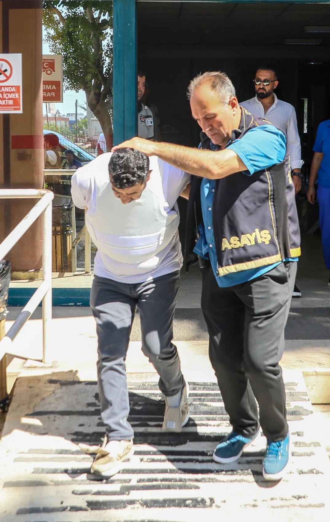 Perukla gelip 13 el ateş etti, silahı denize attı
