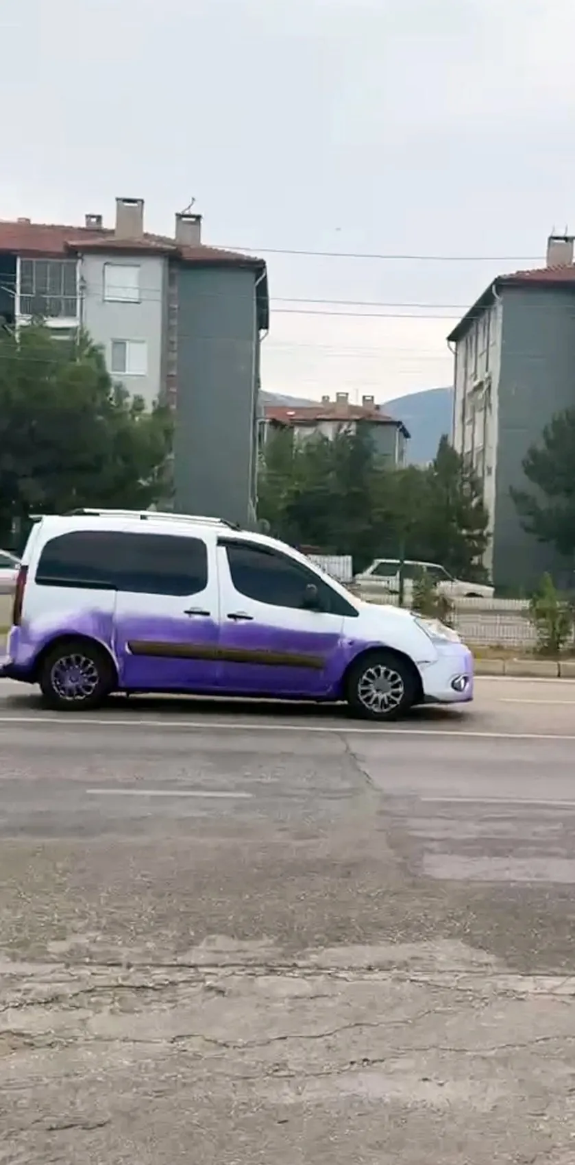 Afyon’da araçları mora boyayan kimyasal sızıntıya soruşturma açıldı