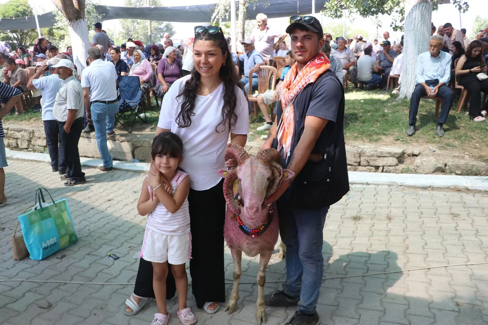 853 yıldır aynı aşk hikayesi Çobanlar koyunlarıyla Menderes'e atladı