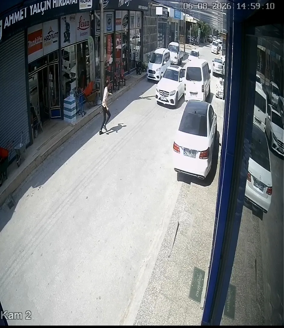 Konya’da lüks araçlı hırsızlar minibüsteki 1 milyon lirayı saniyeler içinde çaldı
