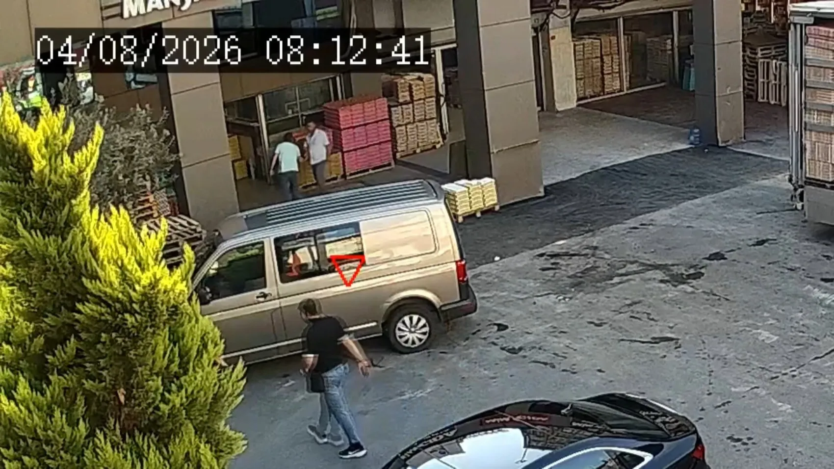 Sinyal kesiciyle araç soygunu yapan hırsız yakayı ele verdi