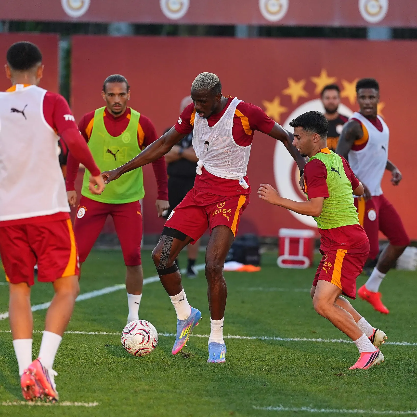 Batrakov'un Galatasaray'da ilk günü Sahada üç takımlı turnuva