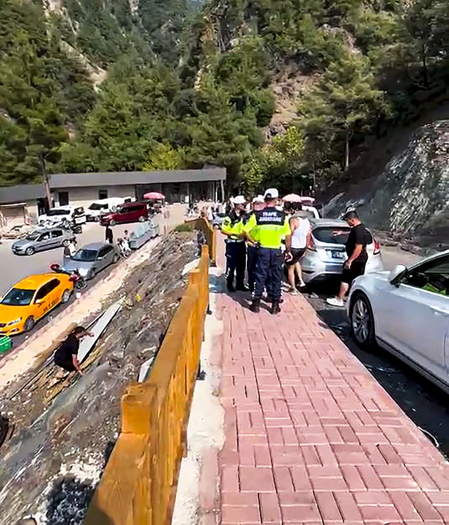 Osmaniye'de kontrolden çıkan otomobil otoparka uçtu