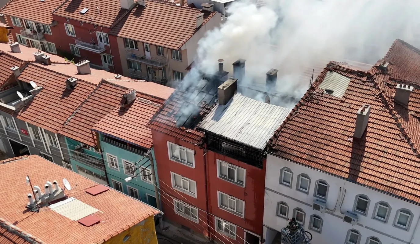 Kütahya’da bir binanın çatısı alevlere teslim oldu