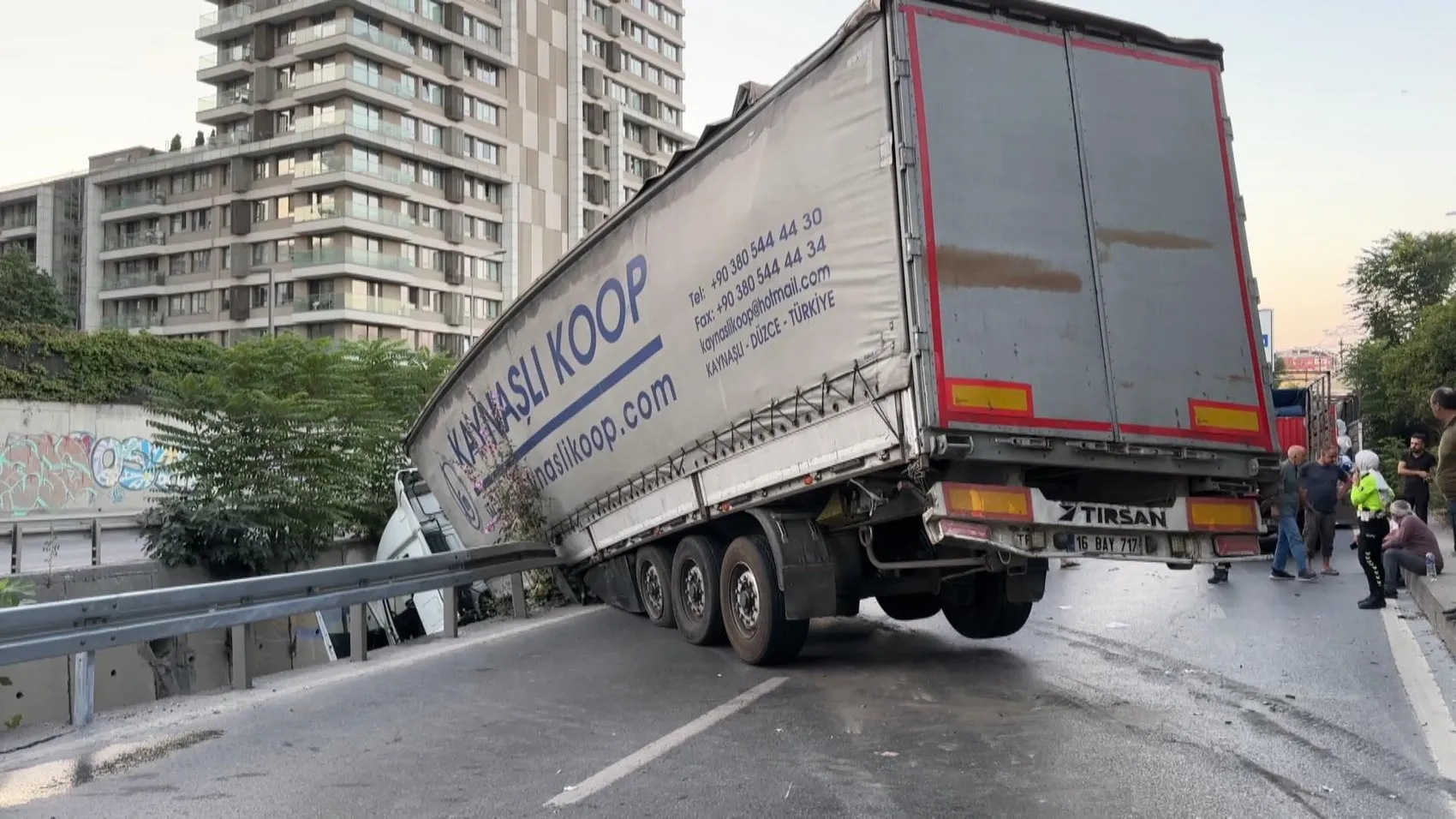 Esenler'de kontrolden çıkan TIR dere yatağına uçtu