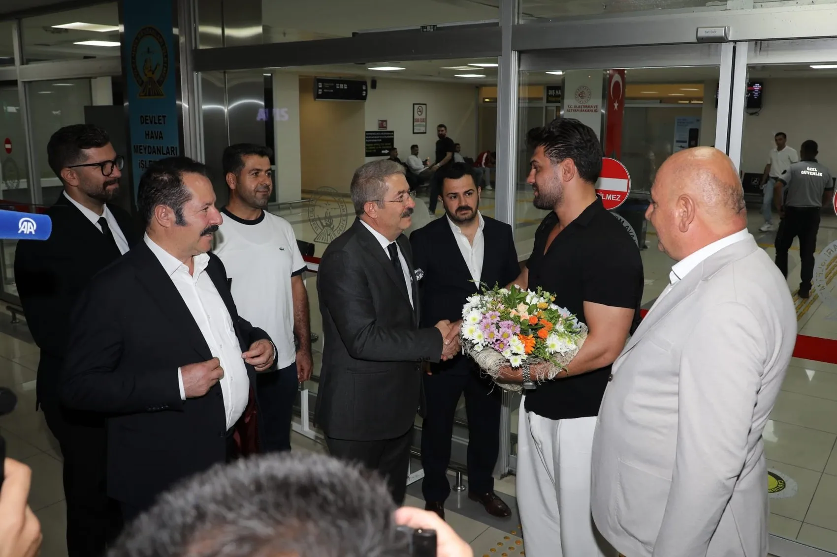 İlk uçuşun yolcuları Van’da çiçeklerle karşılandı Tahran’dan 80 turist geldi