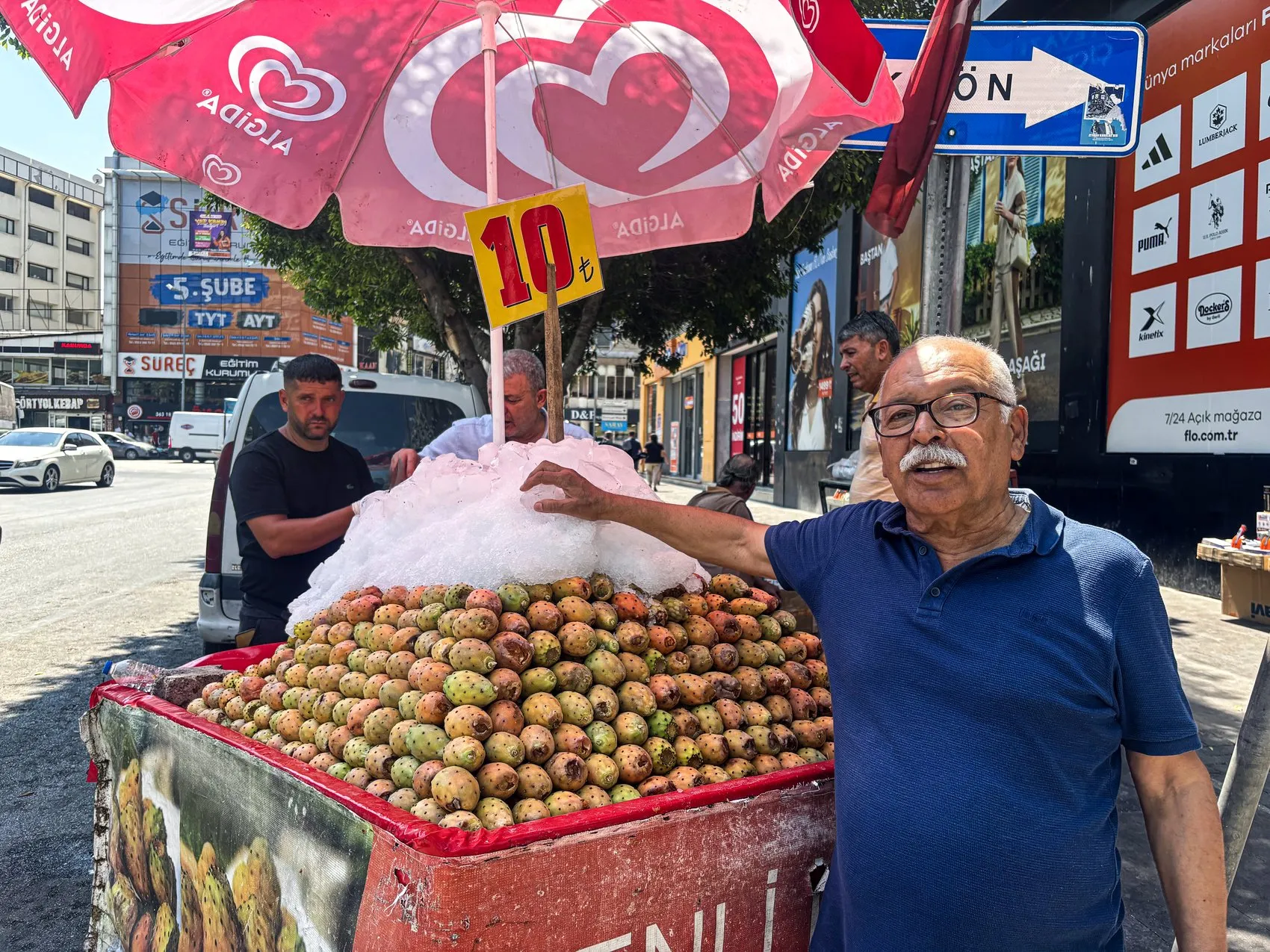 Adana sokaklarında dikenli incir mesaisi