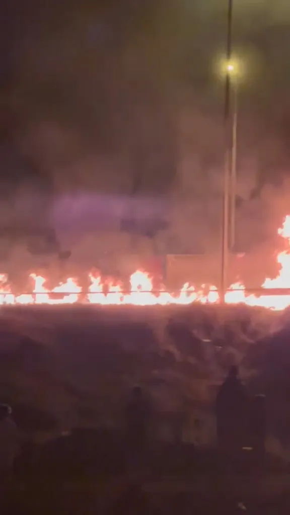 TIR otoyolda alev aldı, gece yarısı itfaiye seferber oldu