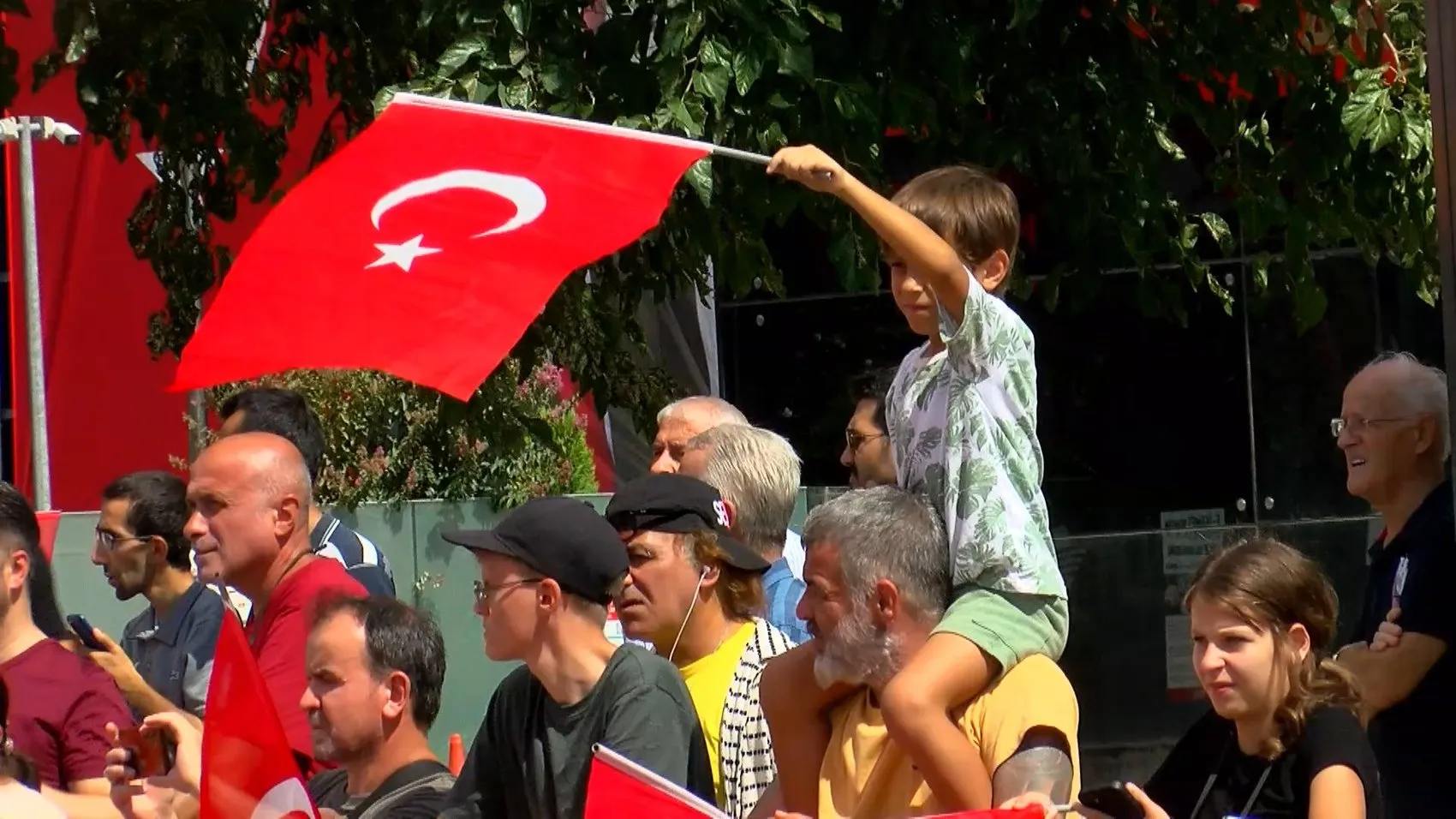 Vatan Caddesi'nde 30 Ağustos coşkusu: Miniklerden asker selamı, gazilerden vatan yemini