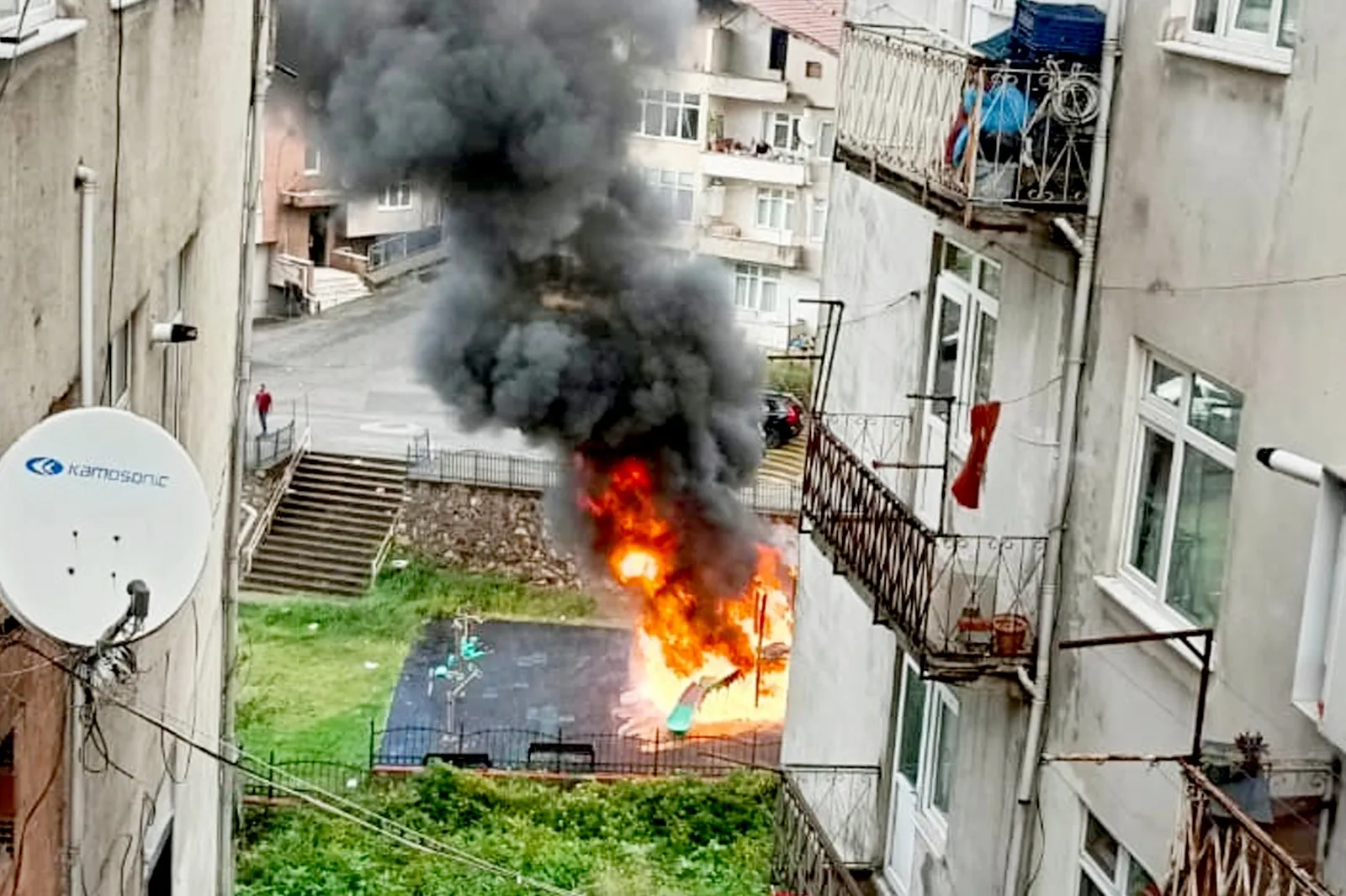 Zonguldak'ta çocukların 'üşüdük' bahanesiyle yaktığı kaydırak mahalleyi ayağa kaldırdı