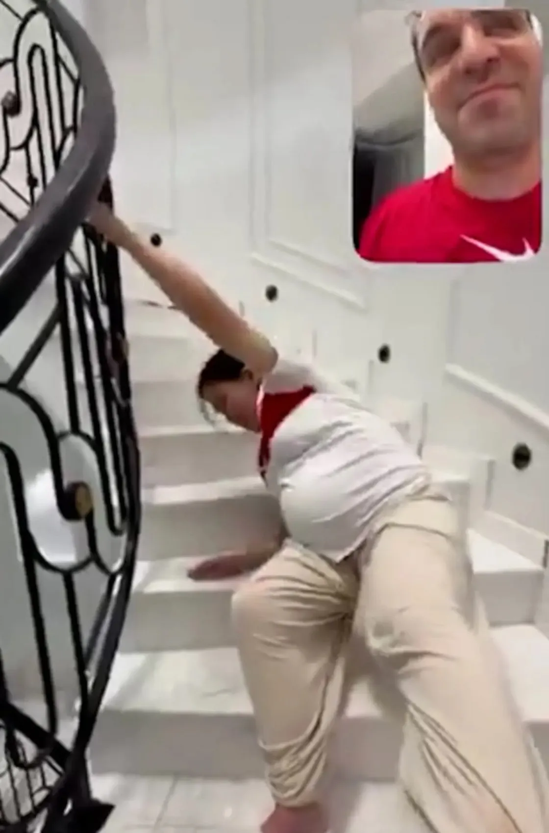 Özlem Öz karnı burnunda merdivenlerden sürünerek indi! Aile Bakanı na şikayet yağdı 1