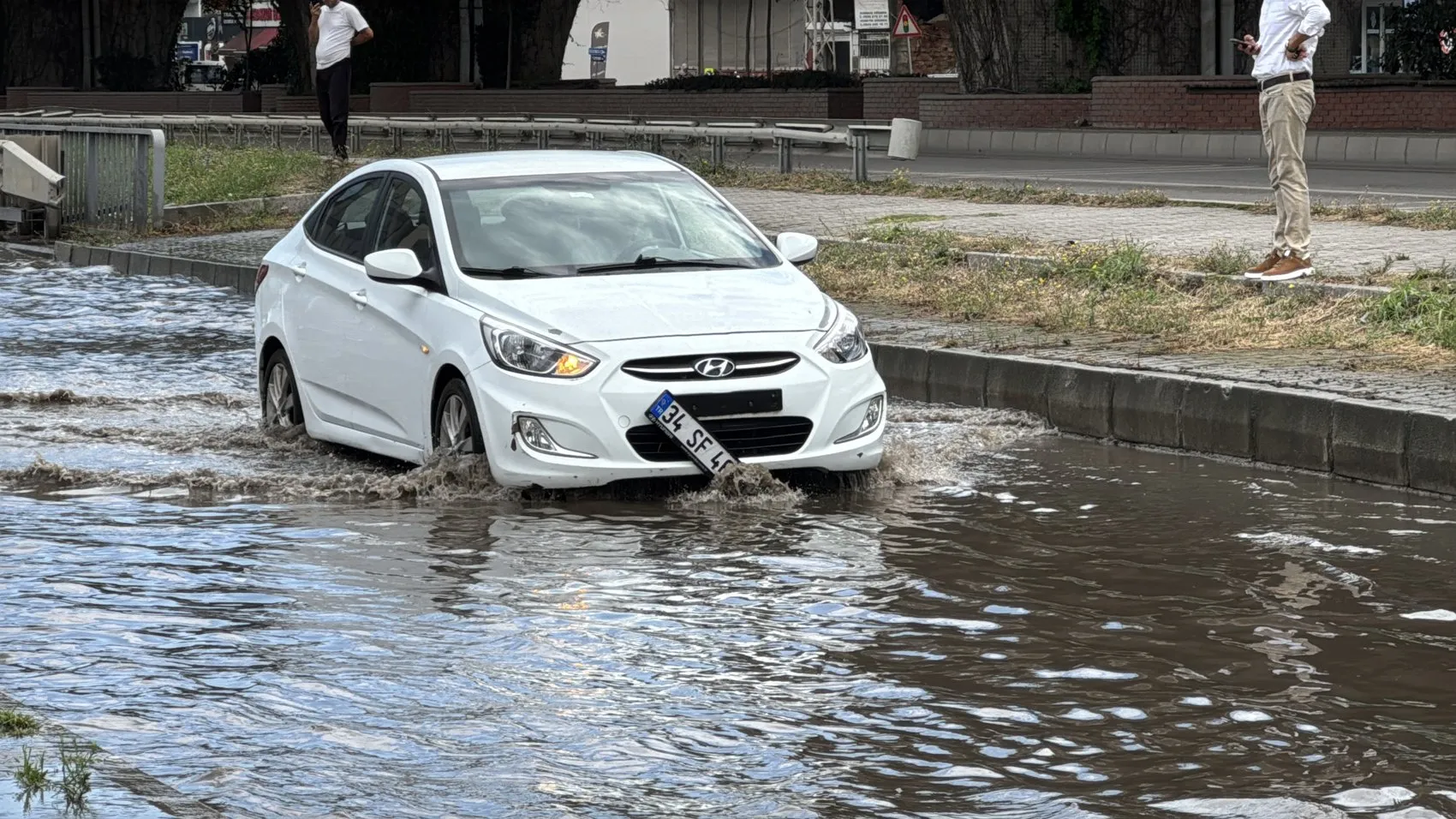 Samsun’da şiddetli yağış trafiği felç etti