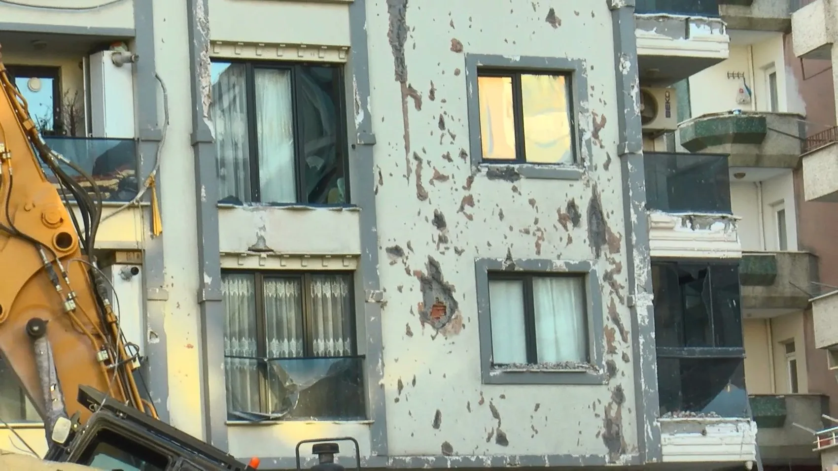 Bahçelievler'de kentsel dönüşüm yıkımı sırasında bina yanındaki apartmanın üzerine çöktü