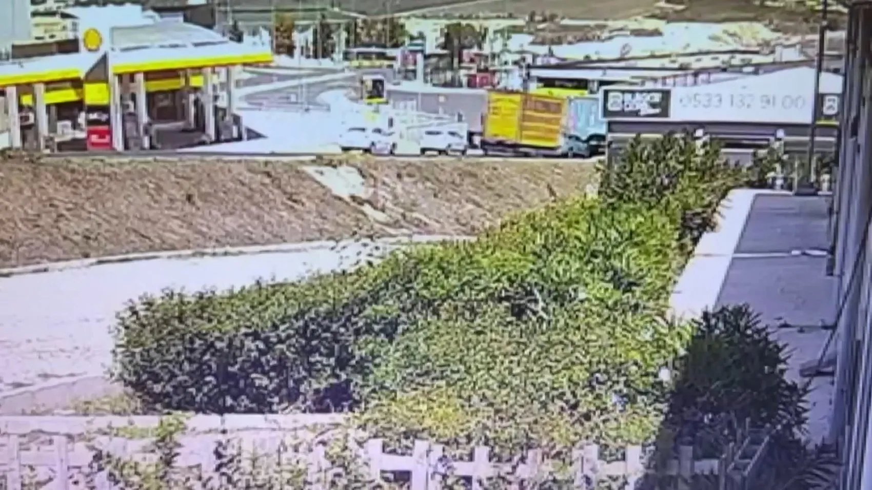 Başakşehir'de dehşet anları: Yokuştan hızla inen kamyonet ortalığı savaş alanına çevirdi