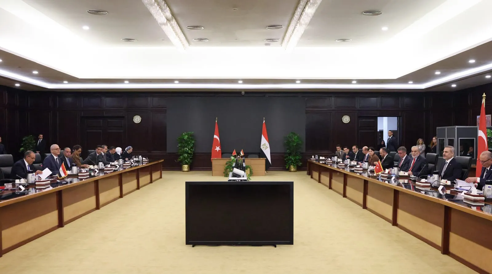 Hakan Fidan Kahire’de Mısırlı mevkidaşıyla masaya oturdu