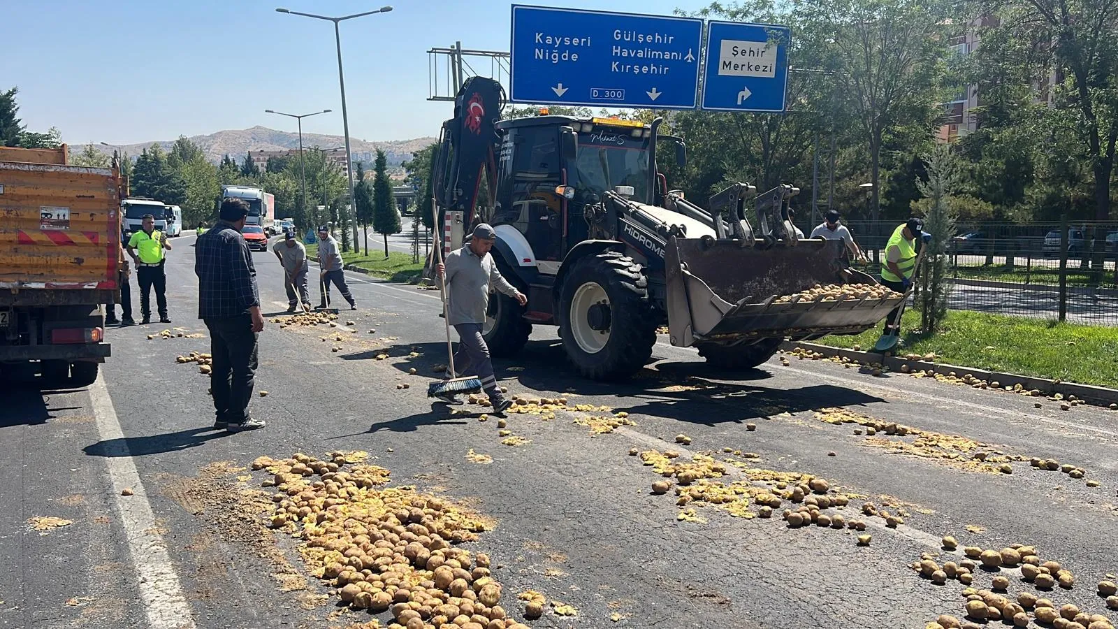 Nevşehir yoluna dökülen bir ton patates trafiği felç etti