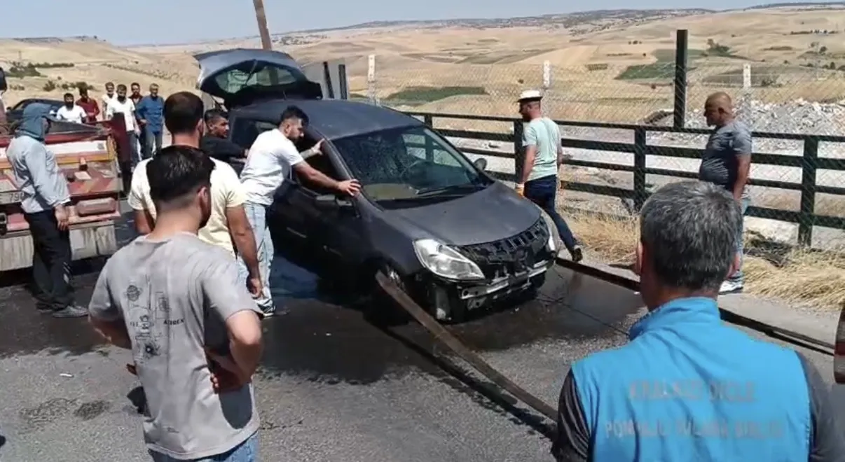 Eğil yolunda sulama kanalına düşen otomobilden 4 kişi sağ çıktı