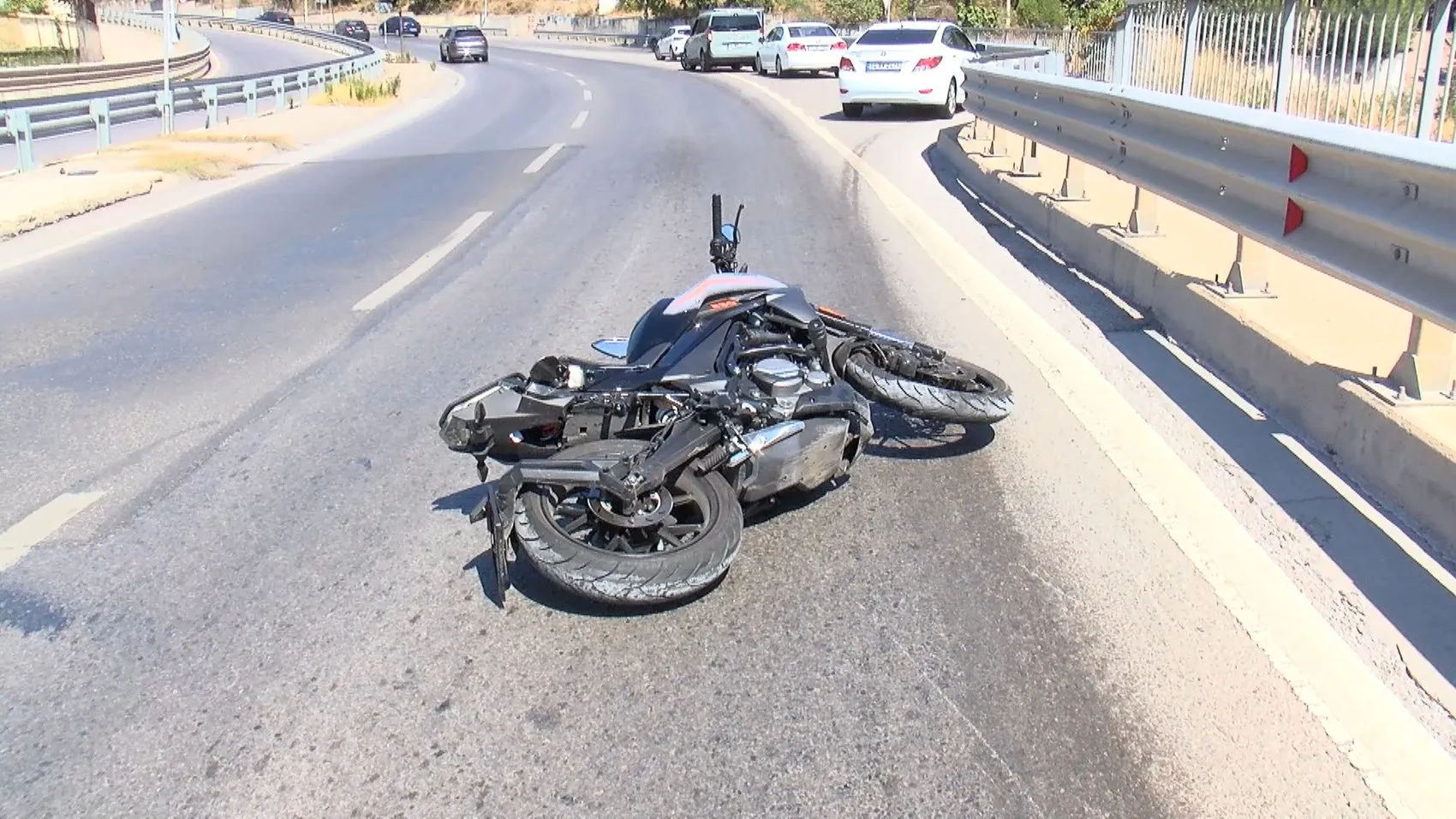 Maltepe’de motosiklet kazası trafiği kilitledi