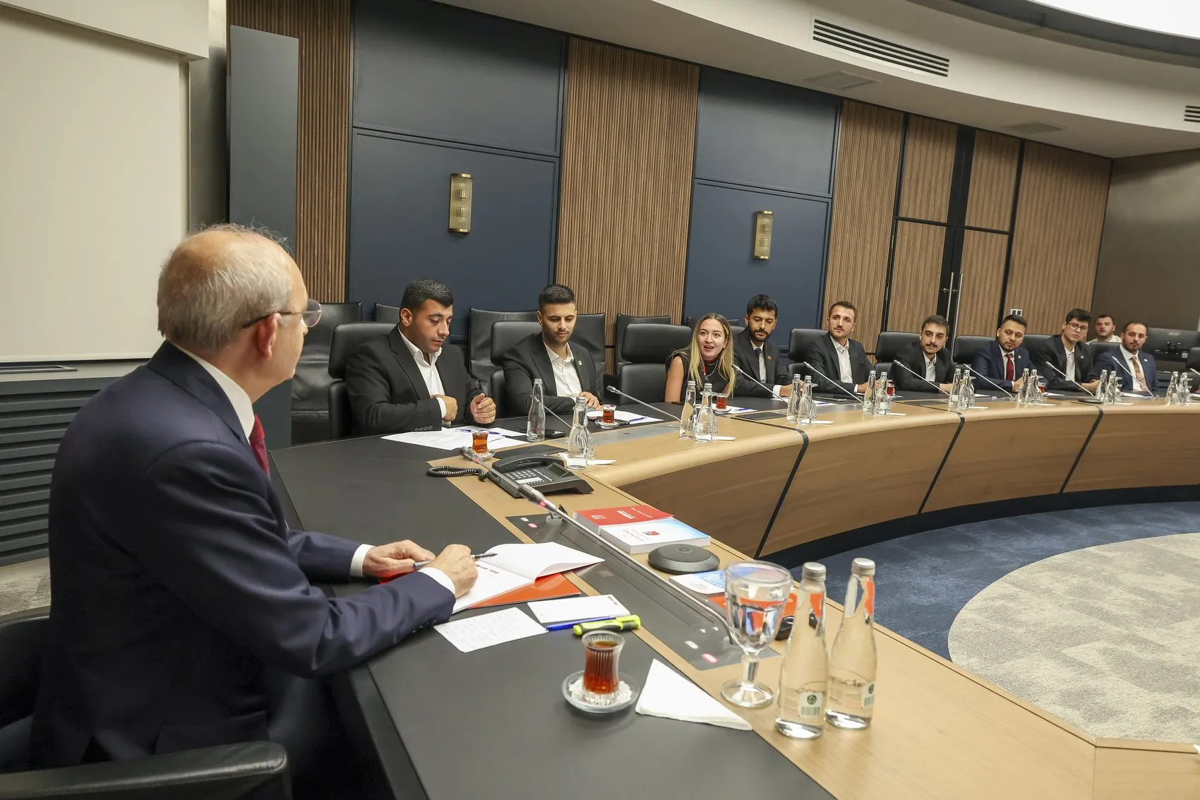 Kılıçdaroğlu yeni gençlik kadrosuyla masaya oturdu