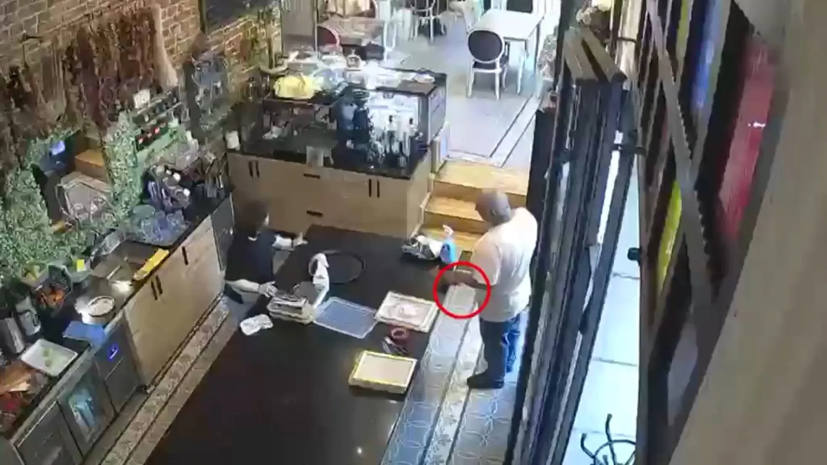 Masadan telefonu alıp çıktı, kamera her şeyi kaydetti