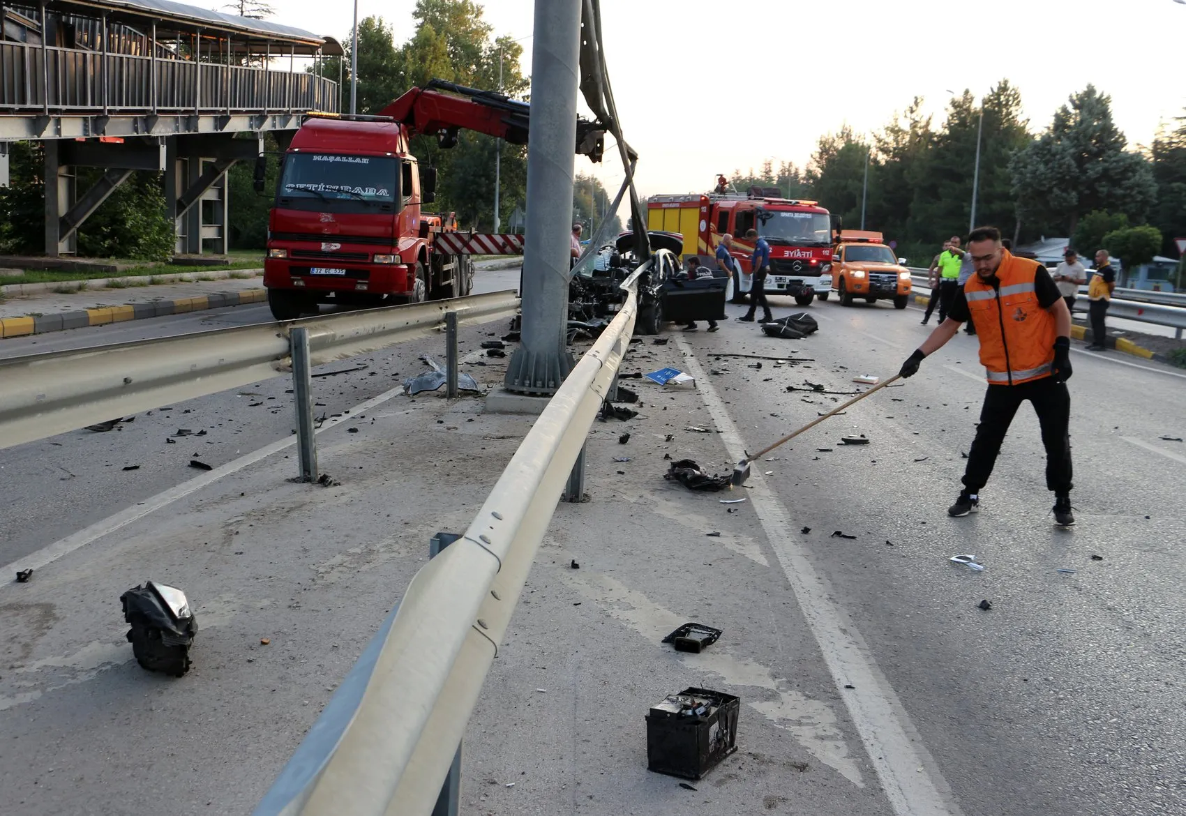 Isparta'da otomobil bariyerlere çarpıp ikiye bölündü