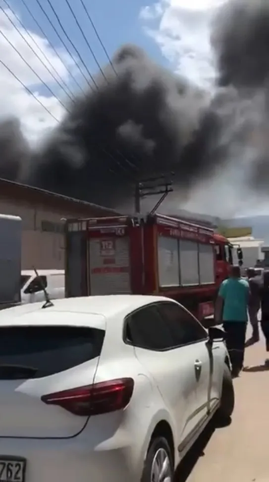 Bursa'da mobilya atölyesinde korkutan yangın