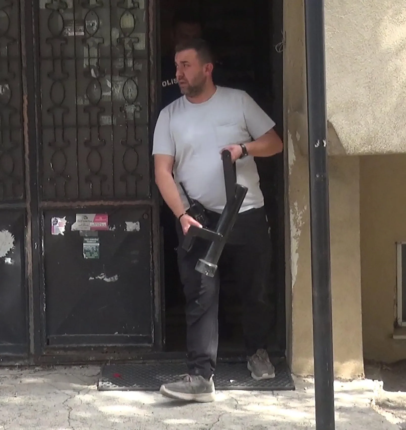 Erzurumda dehşet anları Baba iki çocuğunu balkonda rehin aldı