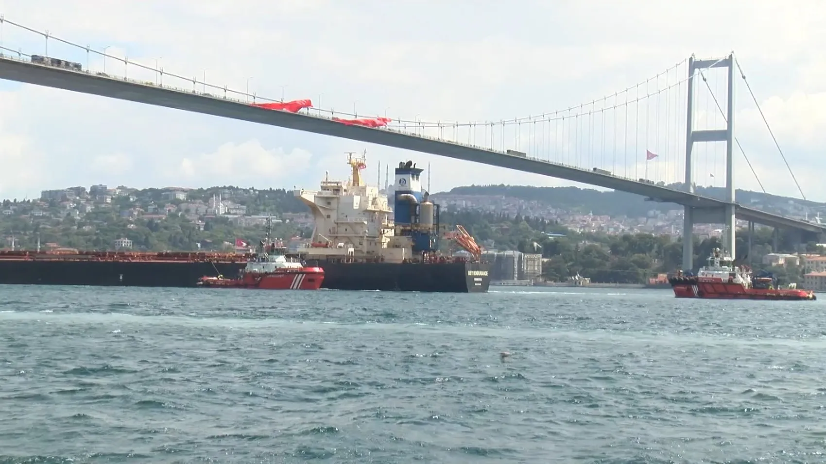 İstanbul Boğazı'nda 290 metrelik dev gemi geçişi Trafik durduruldu