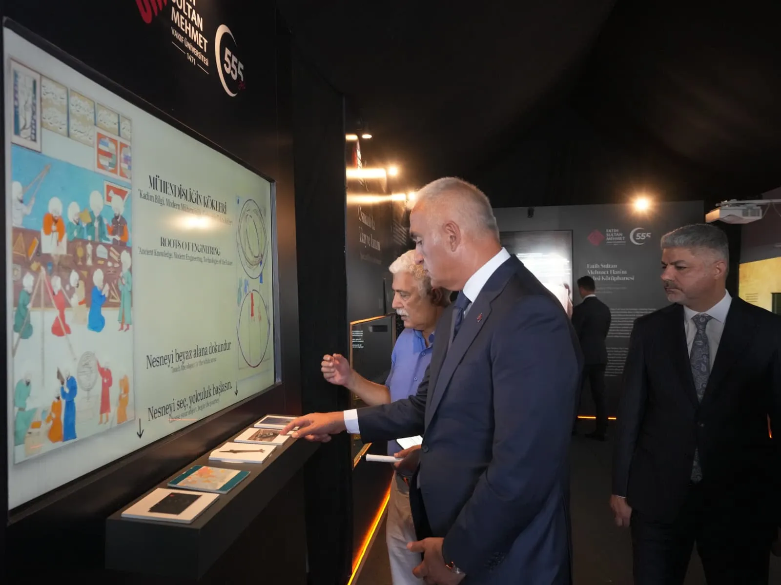 Bakan Ersoy, Ayasofya Medresesi'nde 555'inci Yıl İnteraktif Müze'yi gezdi