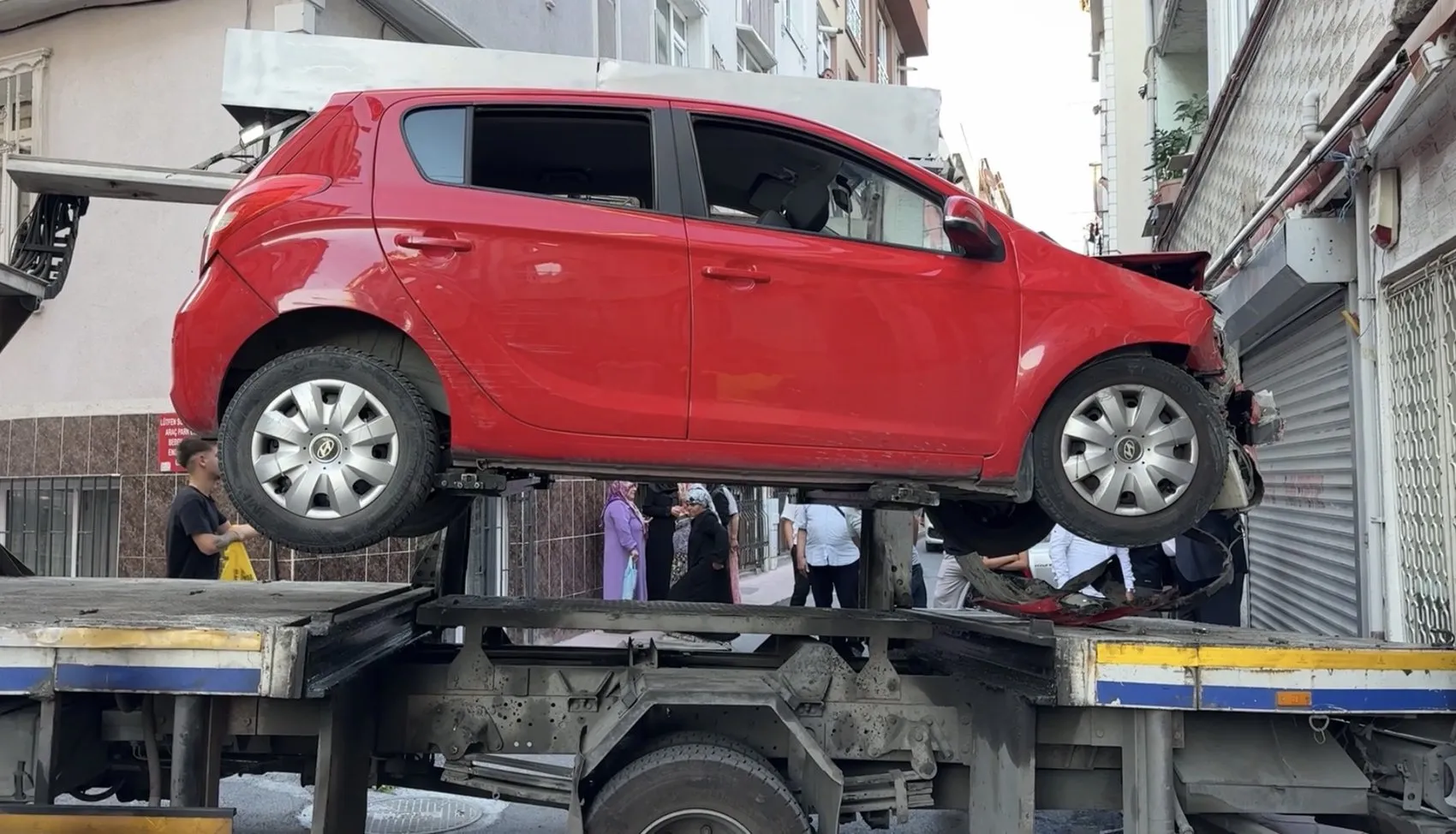 Düğün konvoyunda damadın amcası direksiyon hakimiyetini kaybetti, bina girişine çarptı