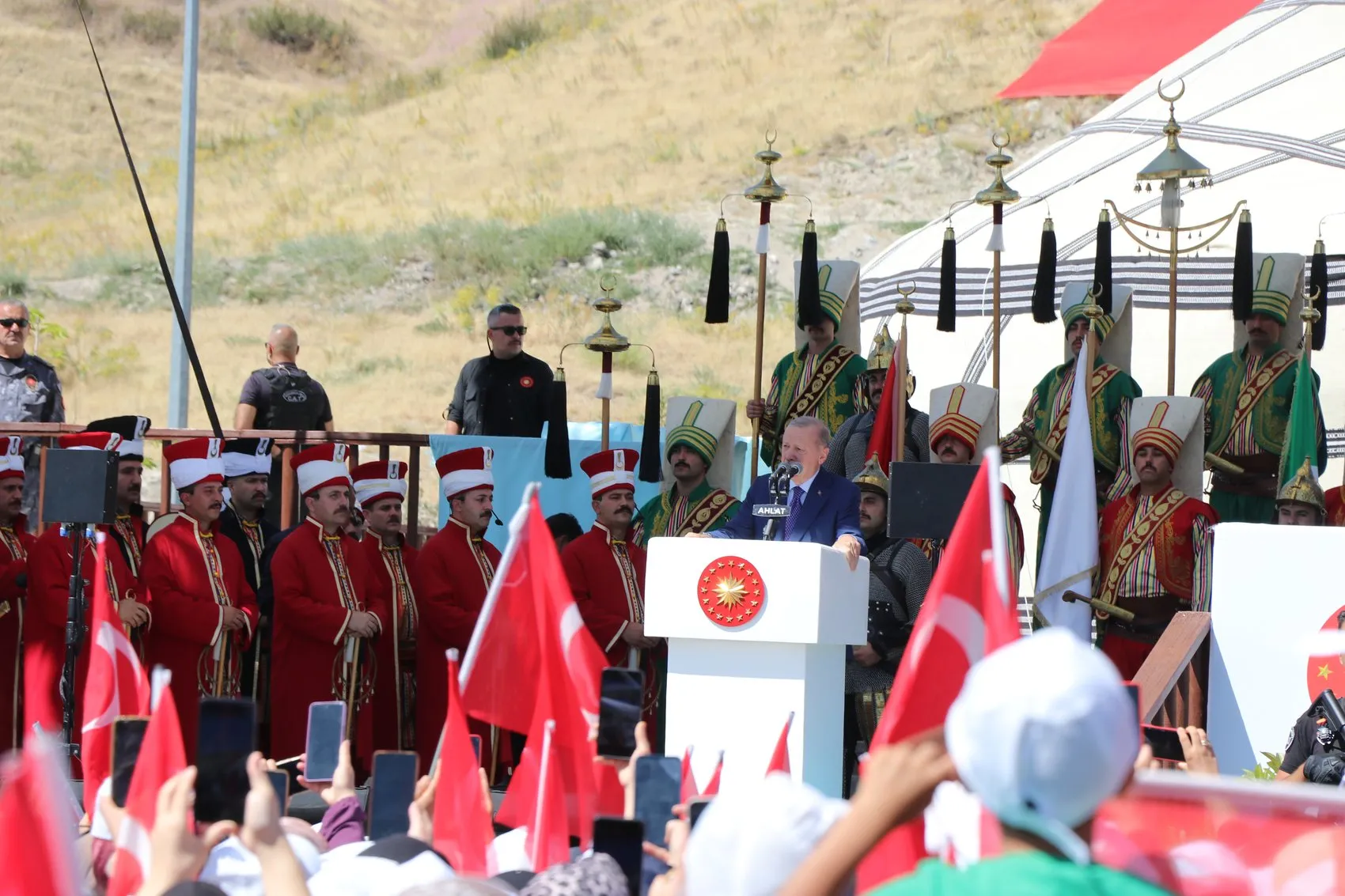 Erdoğan Ahlat'ta meydan okudu Kirli elleri biliyoruz, hesap soracağız
