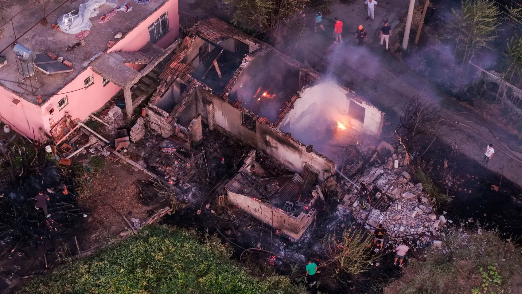 Muratpaşa'da yangın gecesi Alevler 3 evi küle çevirdi, seralar zarar gördü