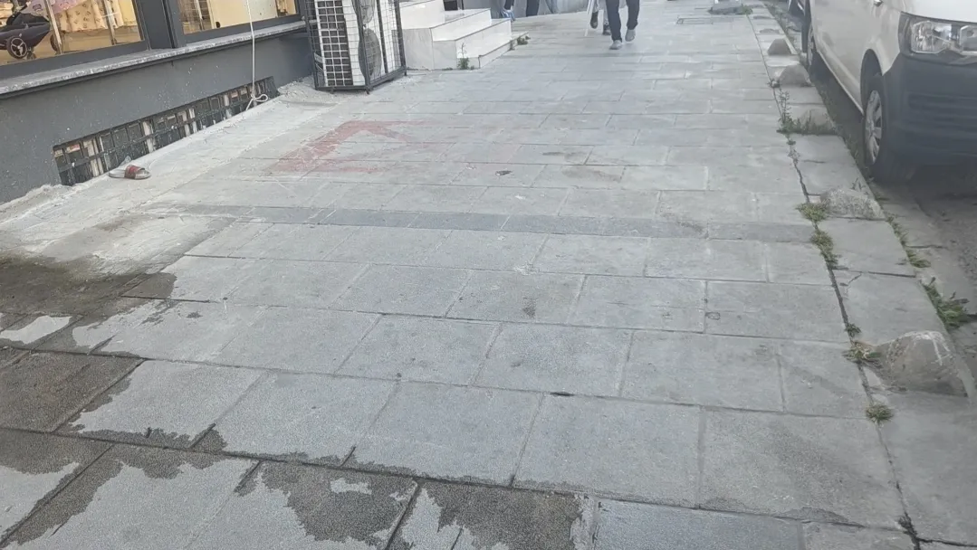 Avize atölyesinde düşen işçi kaldırıma çakıldı, o anlar kamerada