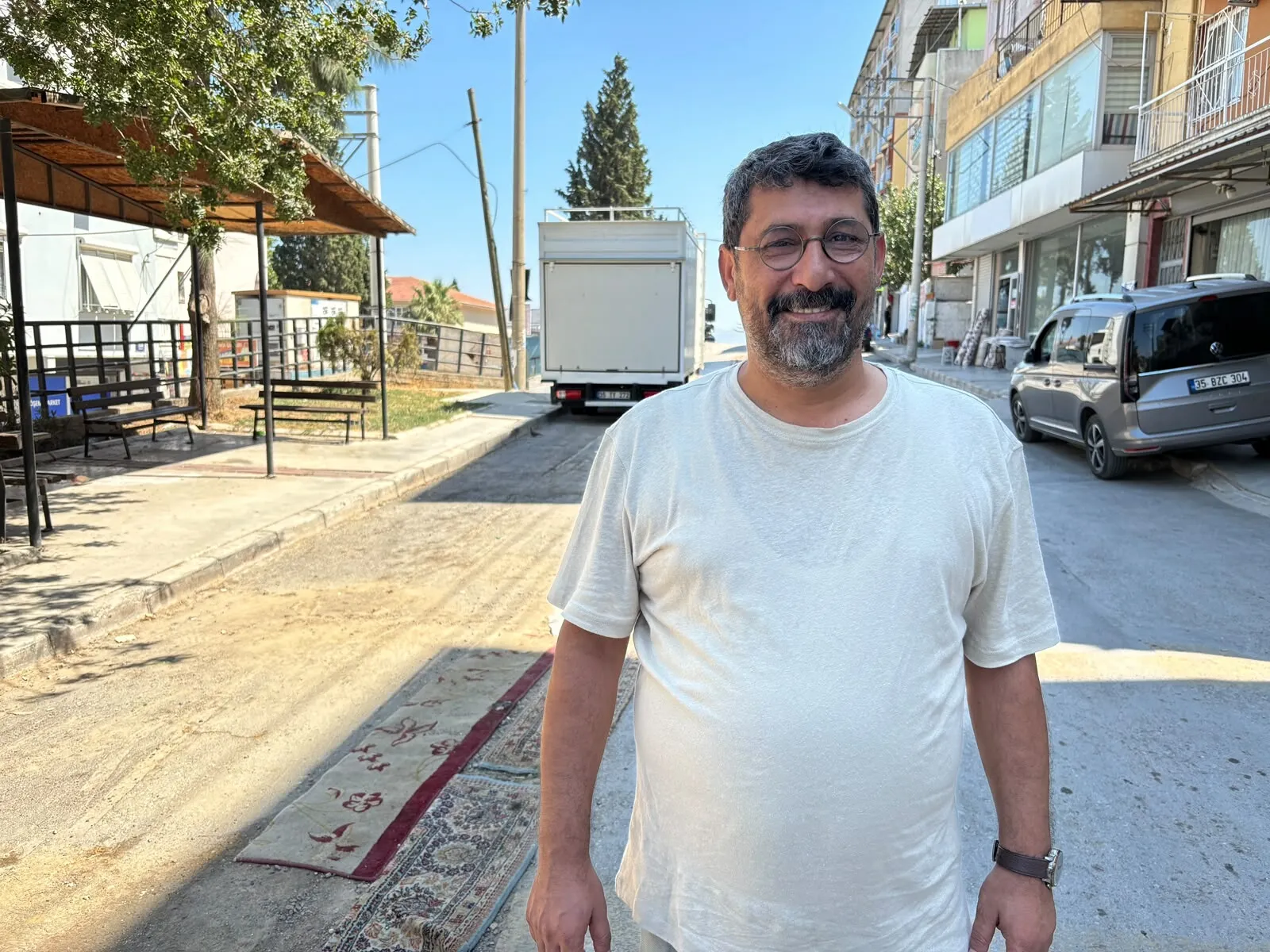 İzmir'de bozuk yollar mahalleliyi sokağa halı sermeye zorladı