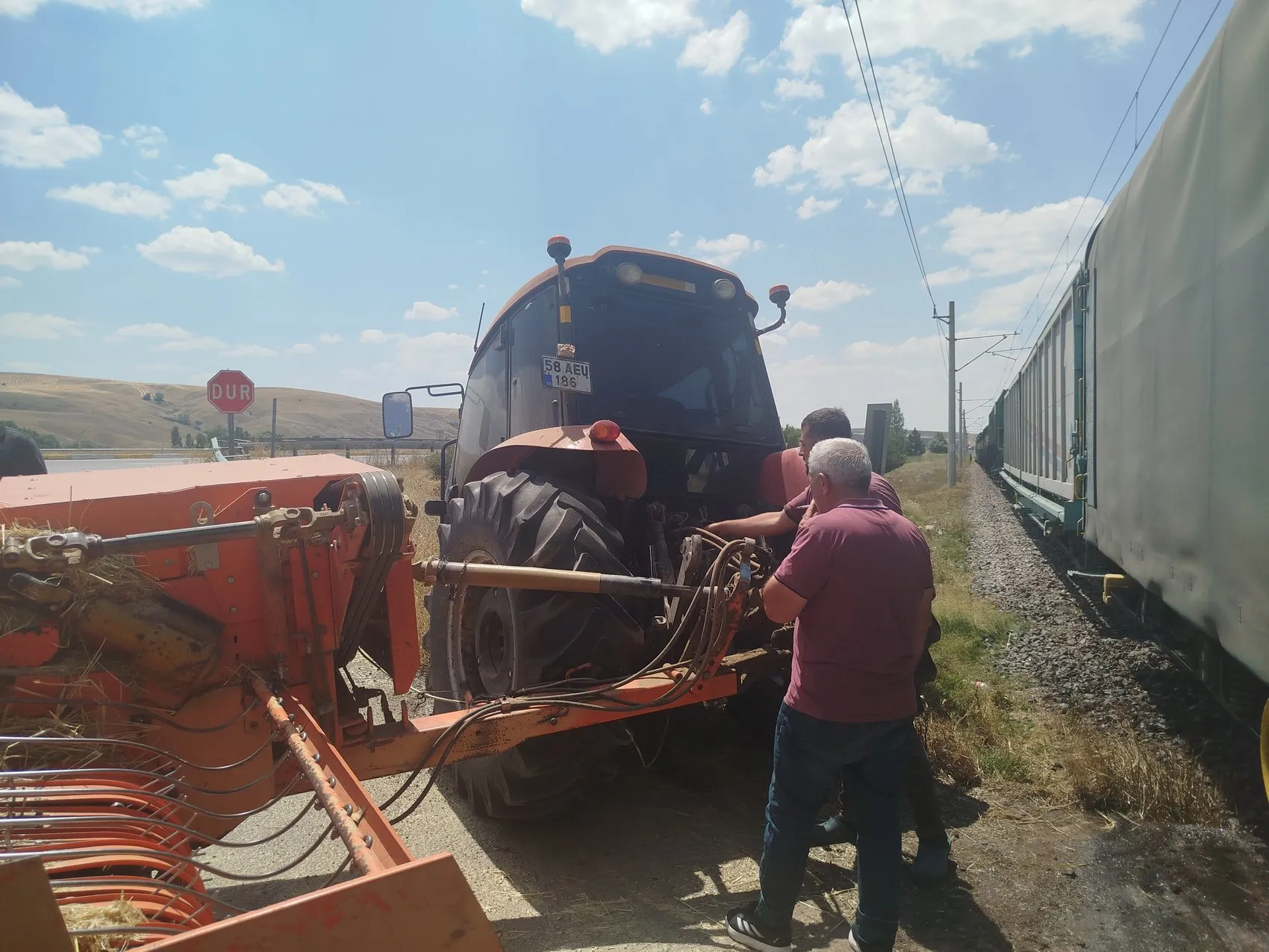Sivas'ta kontrolsüz geçit kazası 18 yaşındaki sürücü yaralandı