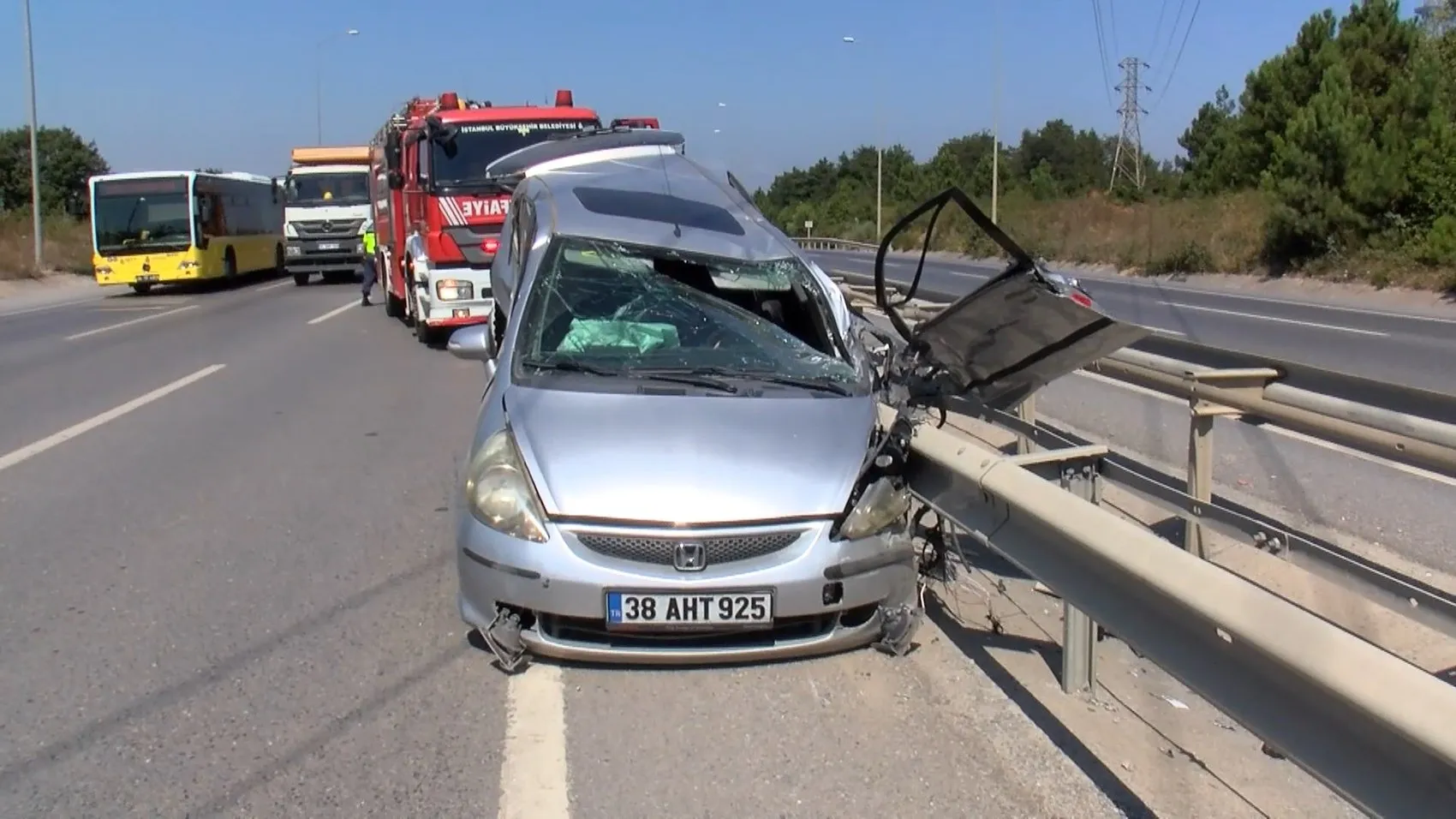 Şile Yolu'nda Otomobil Bariyerlere Çarptı, Sürücü Yaralandı