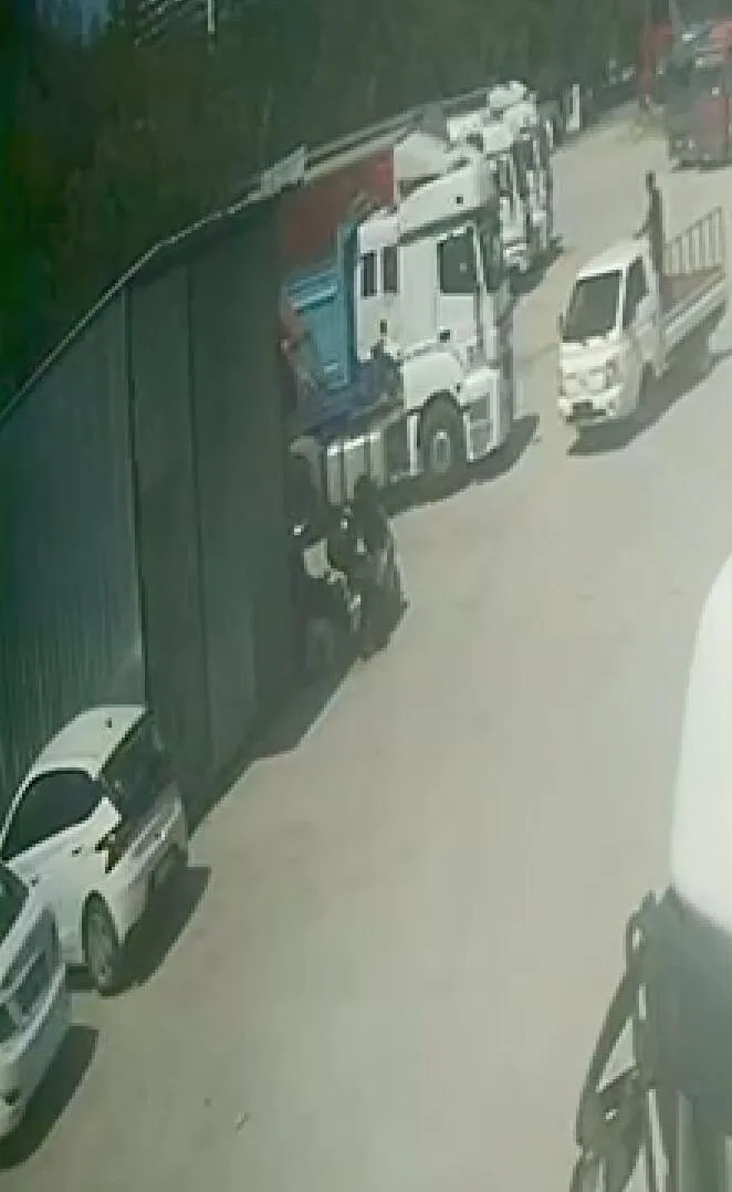 Esenyurt'ta kamyonetle gelip 49 kilo bakır kablo çaldılar