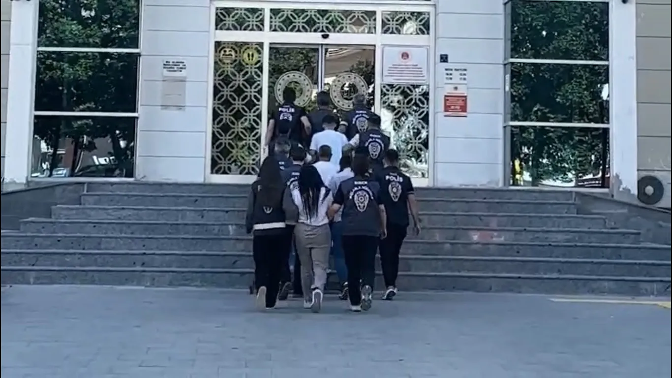 Sahte araç kiralama siteleriyle 80 milyon lirayı götürdüler