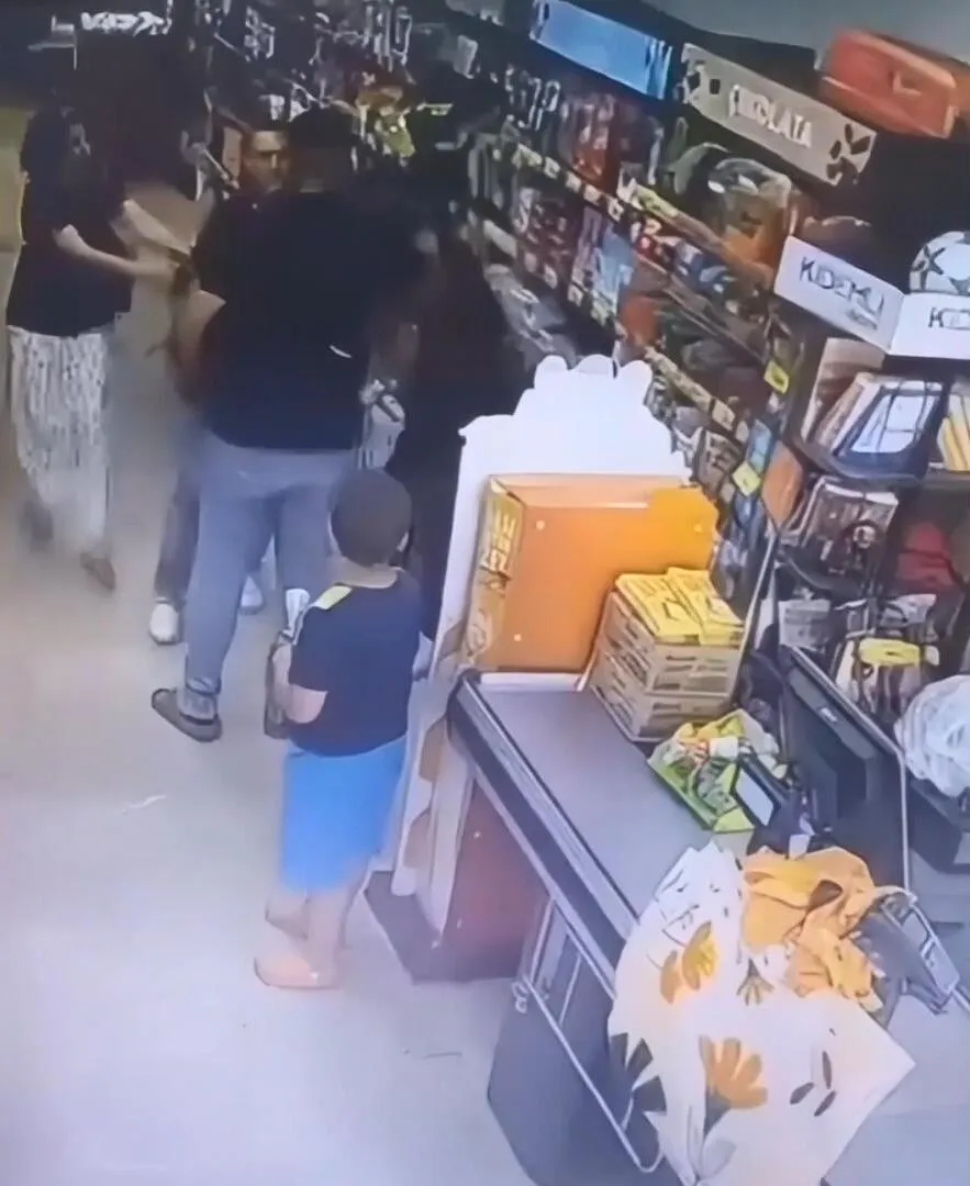 Ümraniye’de markette uyarı sonrası şiddet kameraya yansıdı