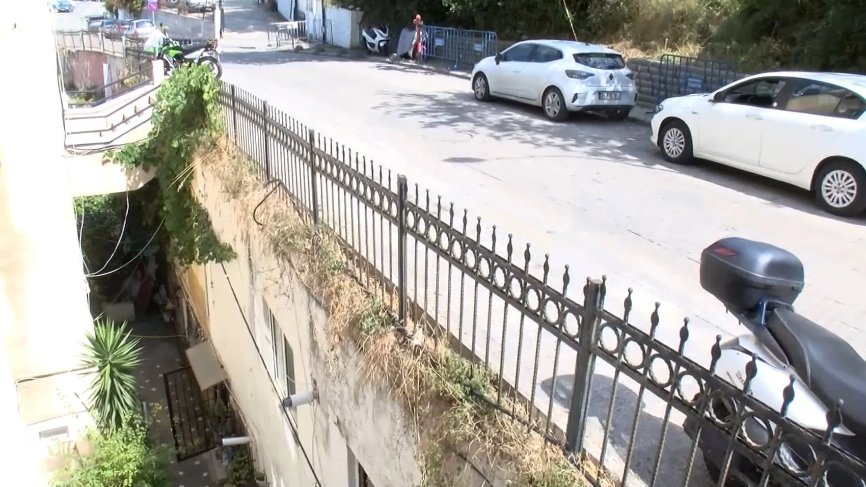Şile'de görenleri hayrete düşüren manzara: Üzerinden yol geçen bina havadan görüntülendi